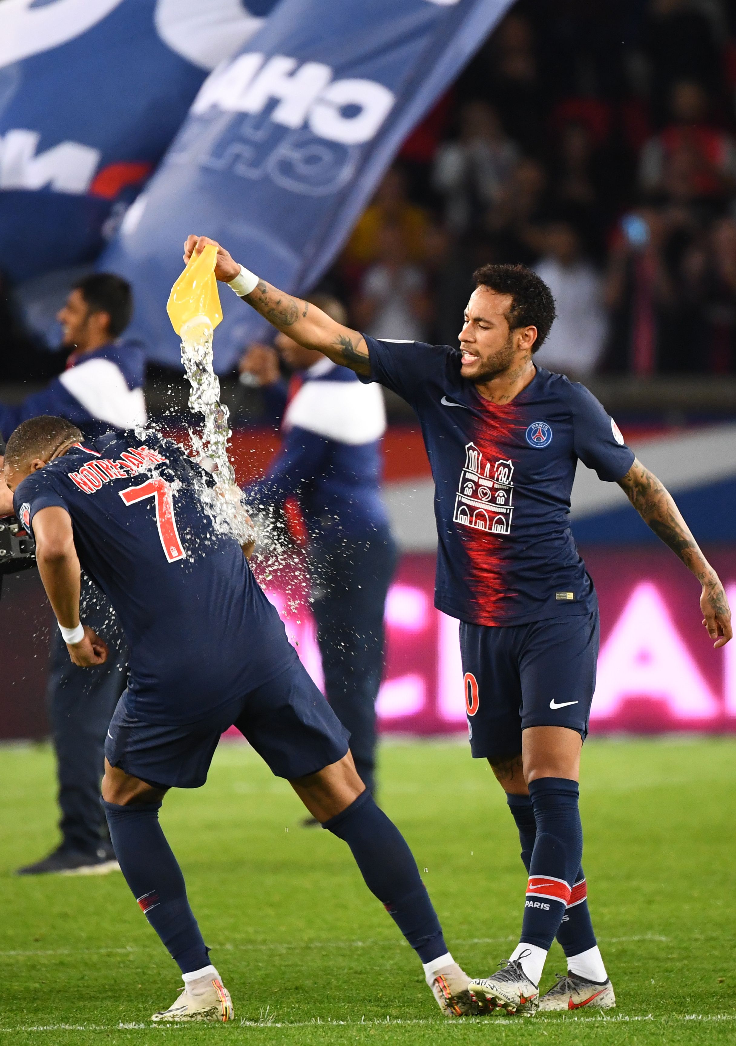 足球西甲双雄同日失分，冠军悬念再次被点燃