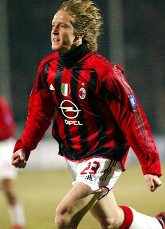 皇马吸金石 阿斯：伯纳乌本赛季营收预计突破4亿欧元（阿斯：伯纳乌成皇马摇钱树，本赛季营收预计超4亿欧元）