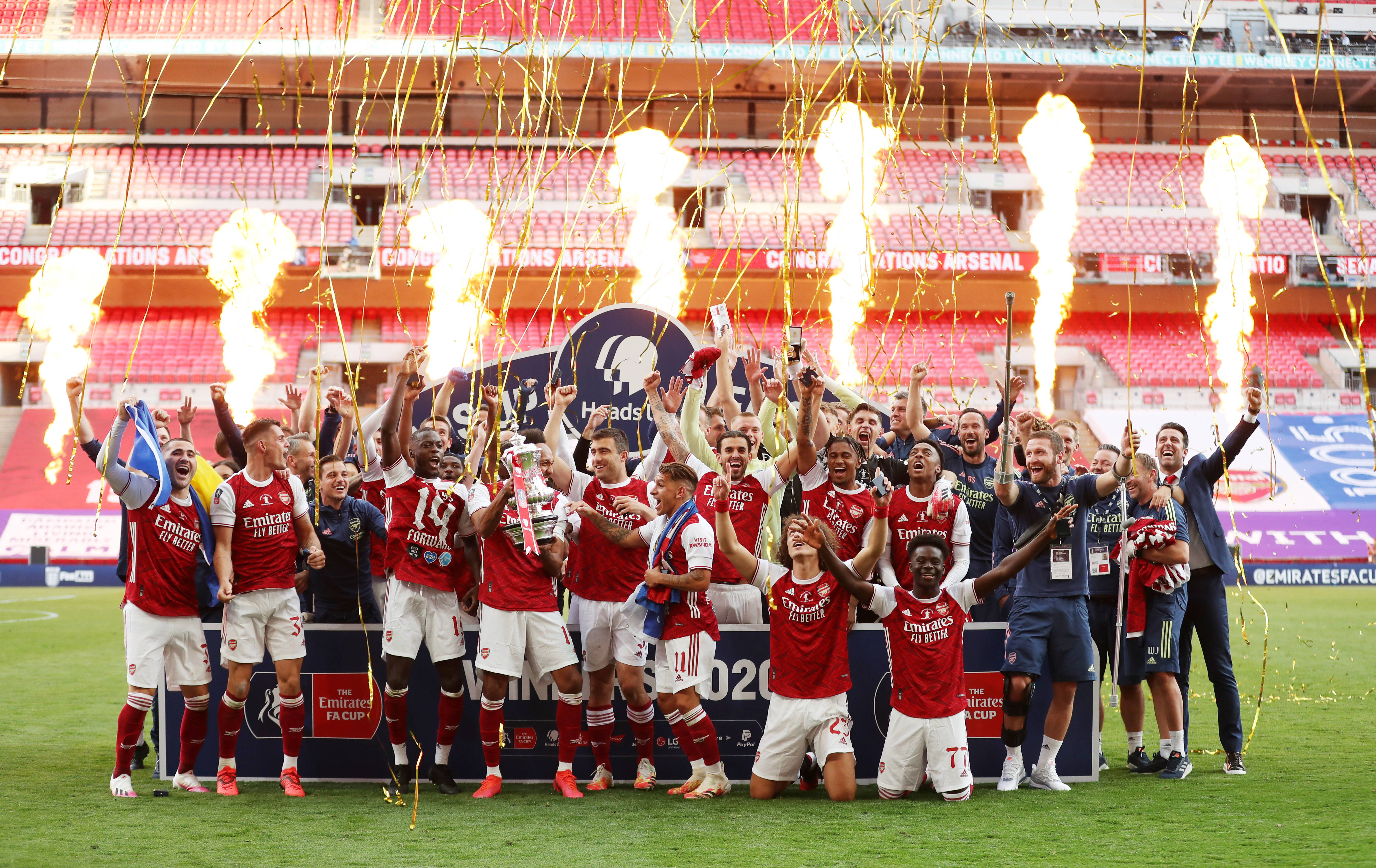 欧冠疯狂夜！3大豪门全逆转，17岁新星封神，后卫90秒双响炸场？（欧冠神奇之夜：三豪门齐逆转，17岁新星封神，后卫90秒梅开二度）